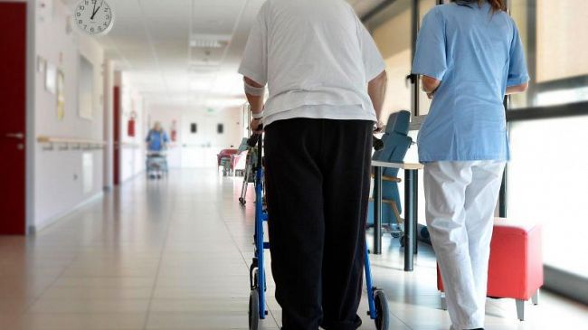 Trapani, dipendenti di una Rsa positivi al Covid costretti a lavorare: 8 morti