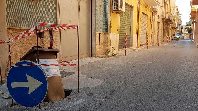 VIDEO – Mazara, in via Leto un nuovo modo creativo di tappare una grossa buca