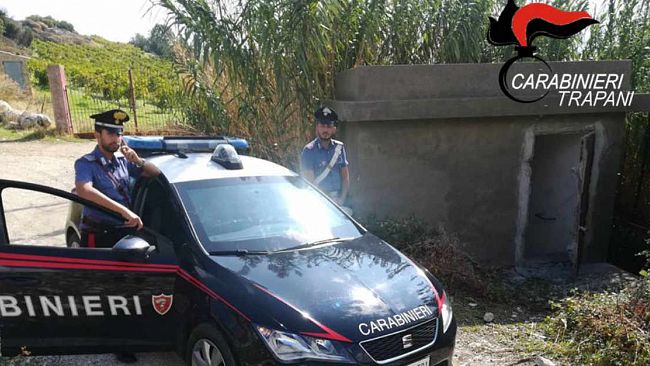 Rubano borsa alla titolare di un esercizio commerciale. Arrestati dai Carabinieri