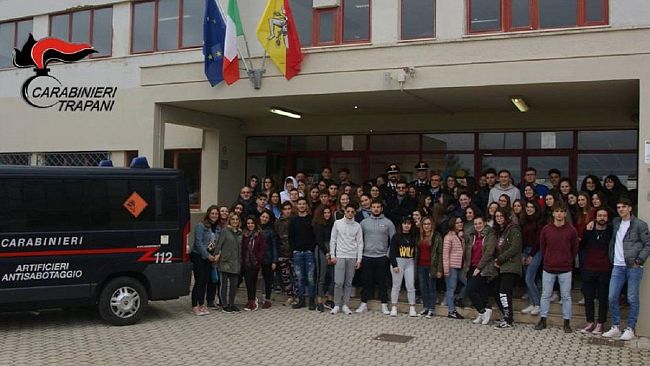 Carabinieri incontrano gli alunni delle scuole  per prevenire il fenomeno degli incidenti di capodanno