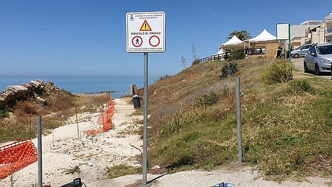 Muraglione di Marinella a rischio crolli. Interdetto il traffico veicolare e pedonale