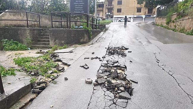 Nubifragio su Castelvetrano, allagate alcune zone. Chiusa la via Chinnici per cedimento del manto stradale