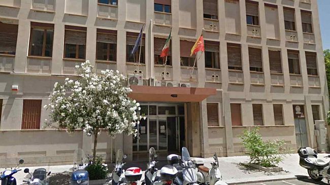 Vaccini, l’Asp risponde: «Sistema in overbooking, attendiamo riapertura liste»