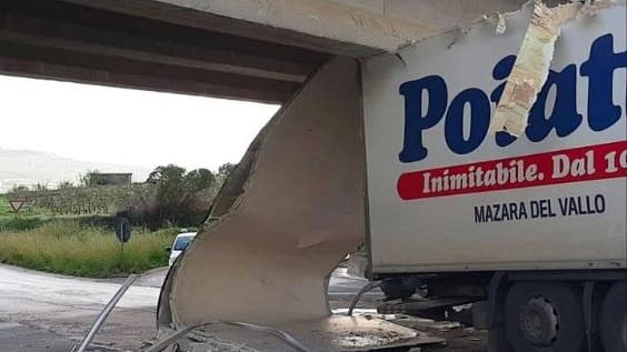 Asse del Belice, camion incastrato sotto il ponte riportando danni  