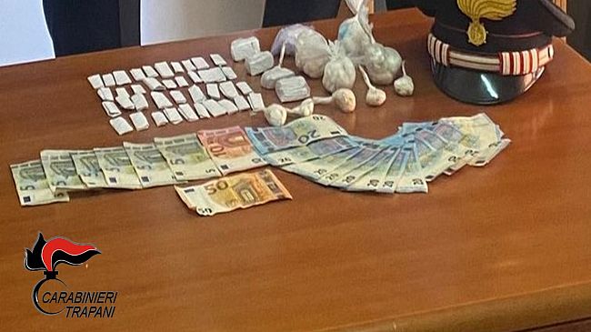 Spacciava droga durante un concerto a Castellammare del Golfo: arrestato 25enne 