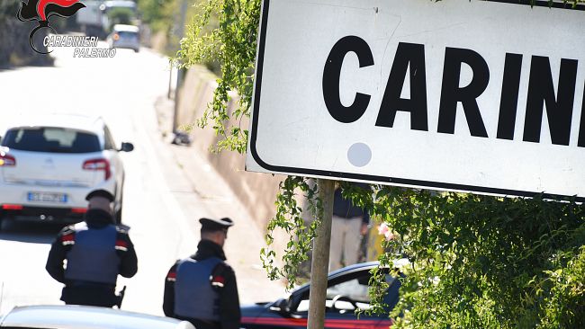 Carini, 31enne fuori controllo: i Carabinieri usano il taser per bloccarlo