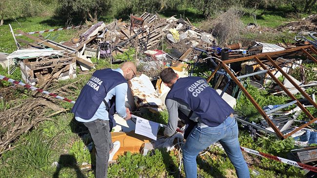 Mazara, la Guardia Costiera sequestra tre aree verdi per abbandono incontrollato di rifiuti
