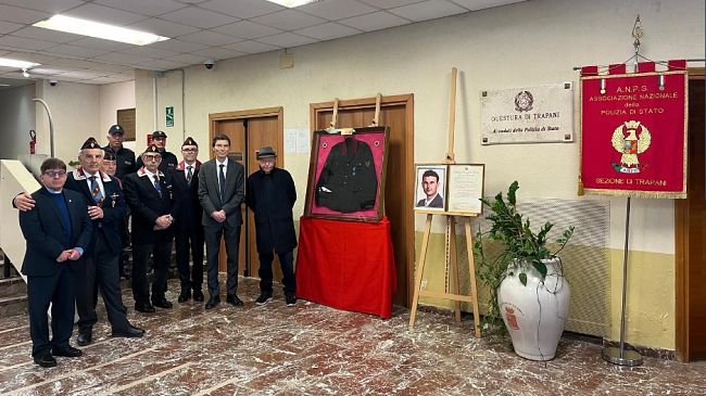 ​Trapani, esposta in Questura l’uniforme del vice brigadiere Lungaro