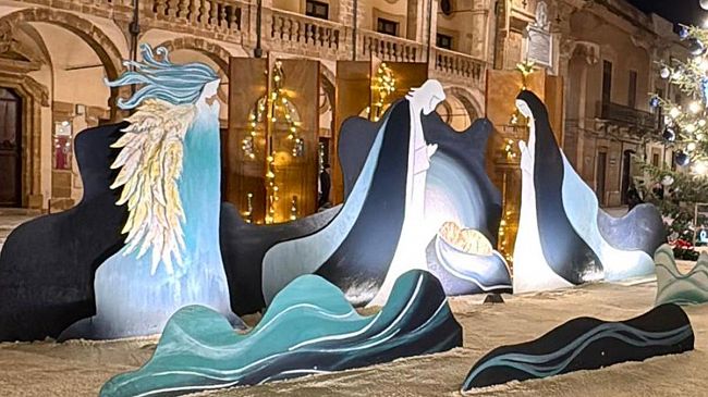 Mazara, il Presepe di piazza Repubblica spiegato dal prof. Erino D'Antoni dirigente scolastico del Liceo Artistico  