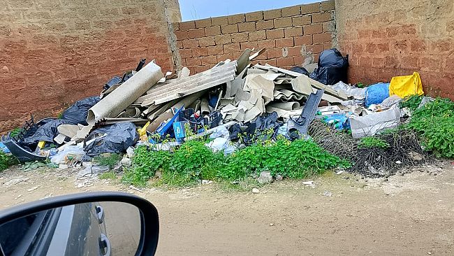Mazara, discarica abusiva con presenza di lastre di eternit in via degli Iberici