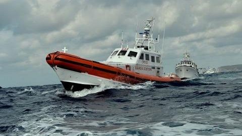 Affonda un peschereccio a Lampedusa, un marinaio disperso Salvi il comandante e gli altri due membri dell’equipaggio