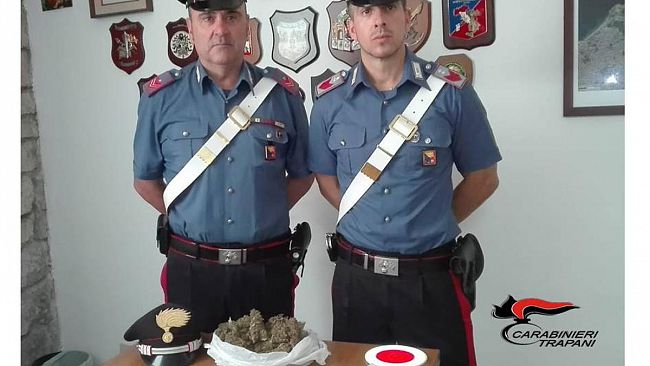 Ai domiciliari spacciava stupefacenti. Arrestato dai Carabinieri