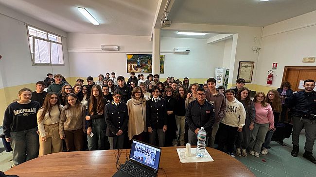 Mazara. Il Liceo “Adria – Ballatore” incontra la Polizia per dire “Questo non è Amore”