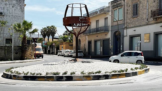 Marsala, un grande calice svetta sulla via Trapani: la nuova installazione divide la città