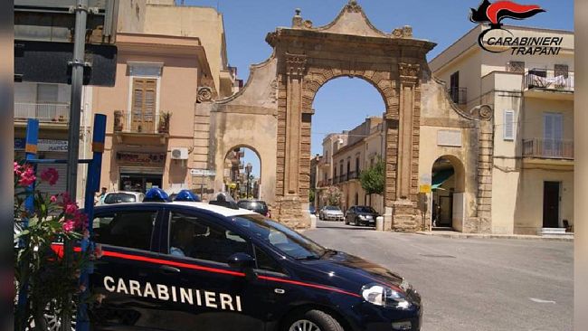 Castelvetrano, sfondano la vetrina di un tabacchino asportando soldi e tabacchi. Denunciati padre e figlio 