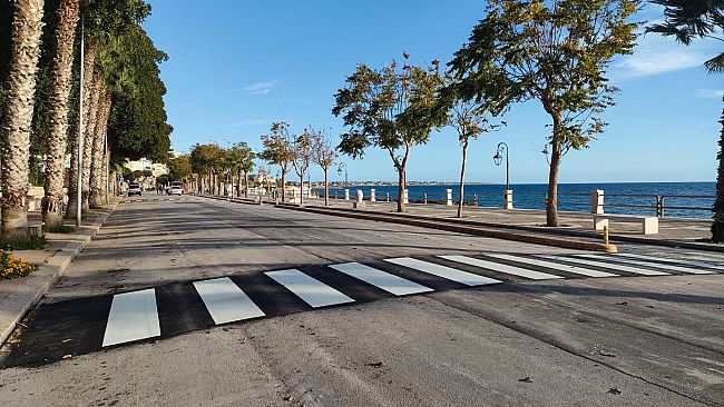 Mazara, in fase di collocazione nuove strisce pedonali sul lungomare. Eccole in anteprima  