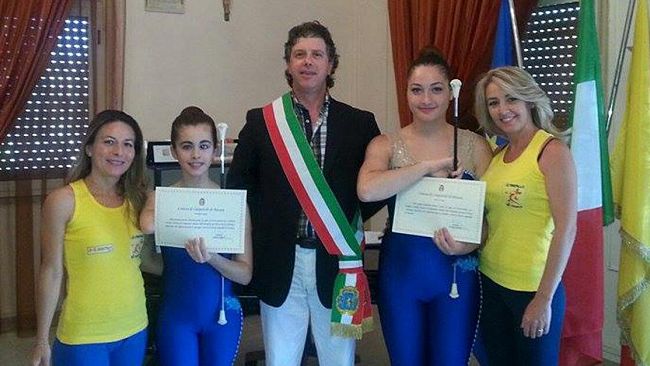 Il sindaco Castiglione consegna pergamene alle giovani atlete campobellesi Arianna Gioia e Vanessa Loreto, campionesse nazionali di Baton Twirling e Majorettes