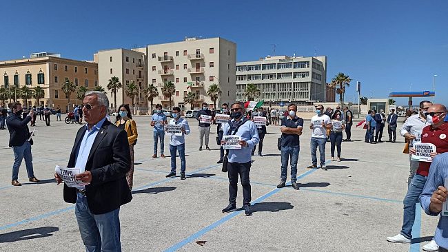 Trapani, manifestazione del centrodestra in una Piazza Vittorio deserta