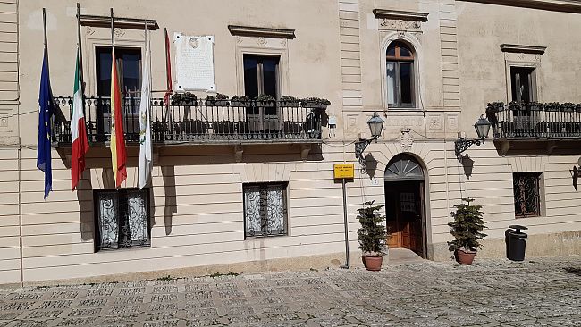 Erice, bandiere a mezz’asta in memoria dell’ambasciatore Attanasio e del carabiniere Iacovacci