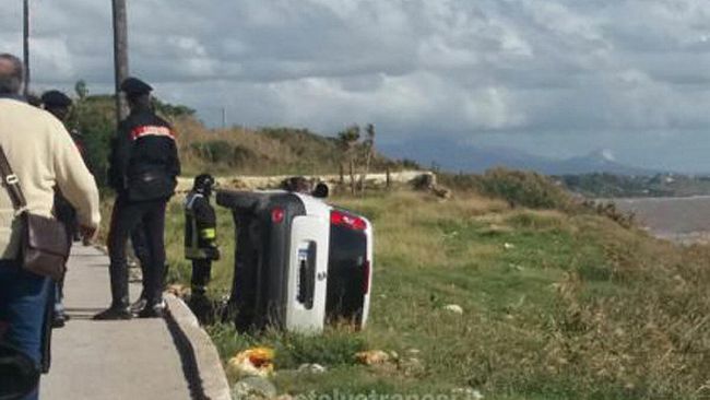 Castelvetrano, auto delle poste si ribalta a Marinella, ferito l’autista
