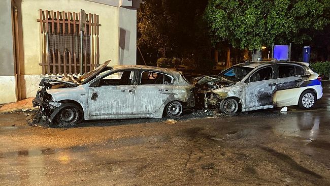 A Campobello in fiamme due autovetture della Polizia Municipale 