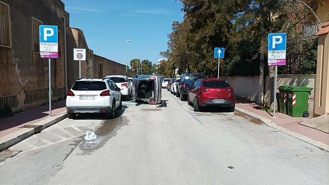 Erice, urta un'auto in sosta finendo su un lato: ferita una donna