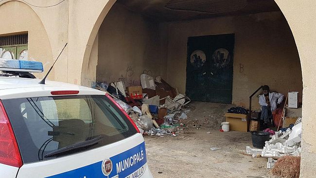 VIDEO – Un grave caso di indigenza e degrado in locale esterno allo Stadio “Vaccara”