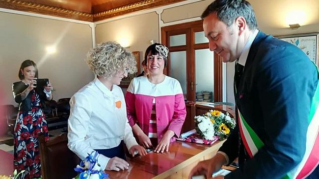 favignana-celebrata-dal-sindaco-la-prima-unione-civile-tra-donne