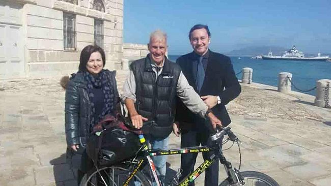 Alle Egadi Janus River, l’80enne che gira il mondo in bicicletta