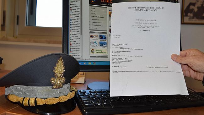 Finti matrimoni tra donne residenti e migranti tunisini: 11 denunciati per favoreggiamento dell’immigrazione clandestina