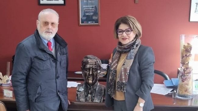 L'artista Benedetto Risalvato dona alla scuola Di Matteo un busto di Gennaro Pardo