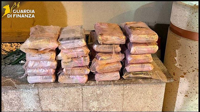 Droga, insospettabile corriere sorpreso con 23 chili di cocaina dalla guardia di finanza