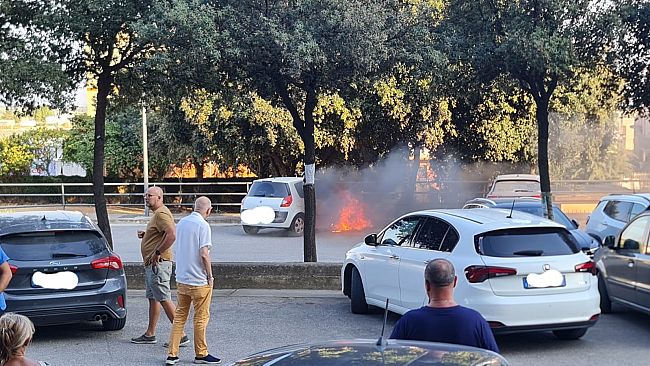 A fuoco una  vettura nel parcheggio dell'ospedale di Castelvetrano