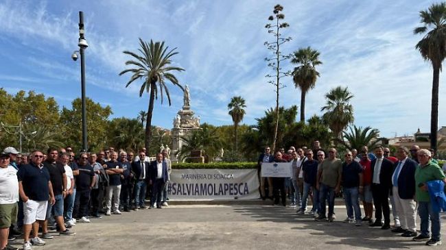 Crisi della Pesca nel Canale di Sicilia, sit-in dei pescatori di Sciacca davanti Palazzo dei Normanni