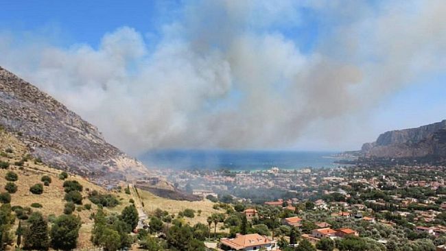Fiamme sui monti di Mondello. Intervento di VdF, Forestali e Canadair
