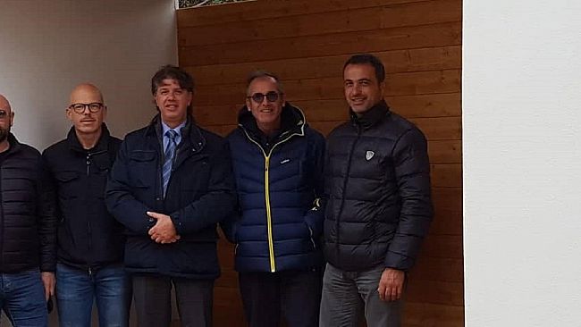 Una pensilina per la fermata degli autobus all’interno della villa comunale a Campobello