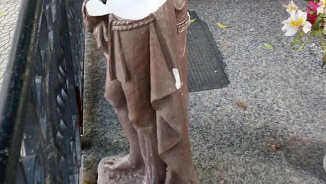 Grave atto presso il sito dedicato a San Padre Pio. Spezzata a metà la statua del Cristo