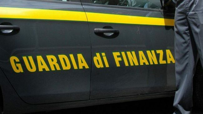 Palermo, pubblicizzavano vestiti e accessori contraffatti sui social e poi li vendevano nei negozi: denunciate 3 persone