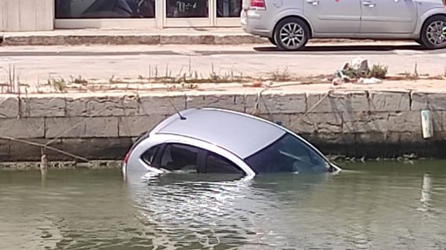 Mazara, auto finisce all'interno del porto canale. Salvo il conducente