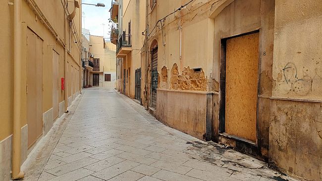 Mazara, appicca l'incendio all'ingresso di un immobile del centro storico. Individuato il colpevole   