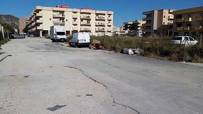 ​A Trapani un terreno circondato da incuria e inciviltà