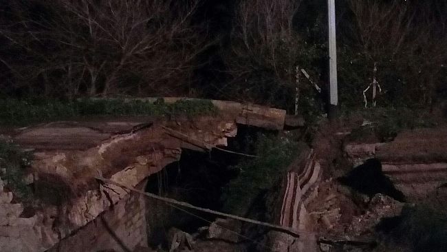 Crolla un vecchio ponte in pietra su una strada rurale a Salemi