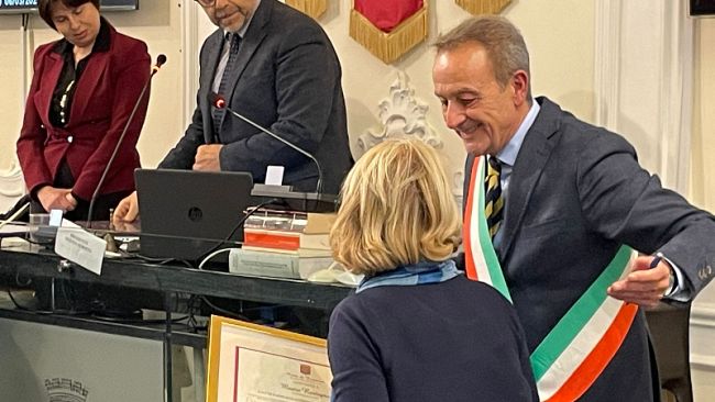 “Più trapanese dei trapanesi”: la città abbraccia Mauro Rostagno con la cittadinanza onoraria