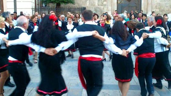 i-calandra-e-calandra-cercano-gruppi-folk-coppie-di-ballerini-gruppi-di-ballo-gruppi-carnevaleschi