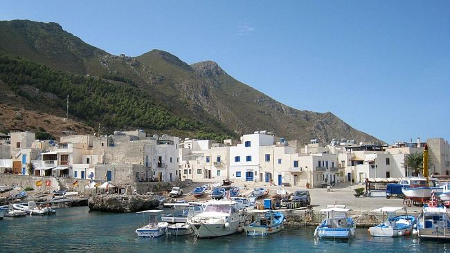 Marettimo, 18 migranti sbarcano sull'isola 