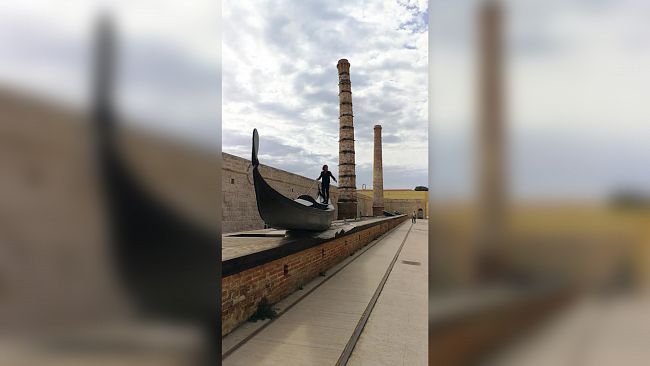 Trapani, “Divina Tenebra” di Marco Papa al San Rocco. Un enorme installazione di carta introduce al cammino dentro di sè