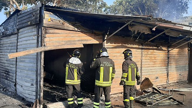 Mazara, incendio capannoni vicino stadio domato dai Vigili del fuoco