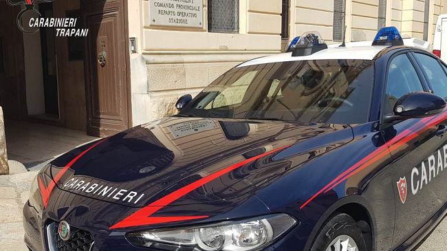 Trapani, continua a perseguitare i genitori nonostante divieto di avvicinamento. Arrestato
