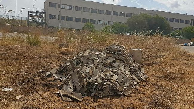 Mazara, dopo nostra segnalazione il Comune fa prelevare eternit abbandonato antistante l’Istituto Commerciale
