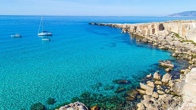 Favignana, controlli della Polizia a ditte di noleggio auto e moto